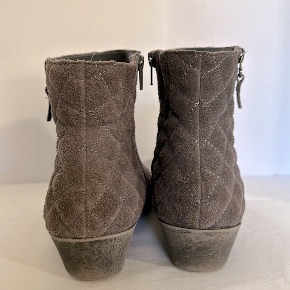 White Mountain gray suede quilted heeled booties. Used excellent condition Sz 10 - Picture 3 of 8
